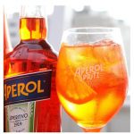 Tradicional licor Aperol, espumante prosecco / garnish rodajas de naranja y arándanos $5.000