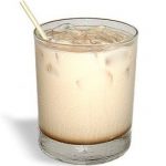 Vodka Stolichnaya, licor de café Kahlúa, leche evaporada y un toque de syrup / decorado con marrasquino y granos de café $6.000